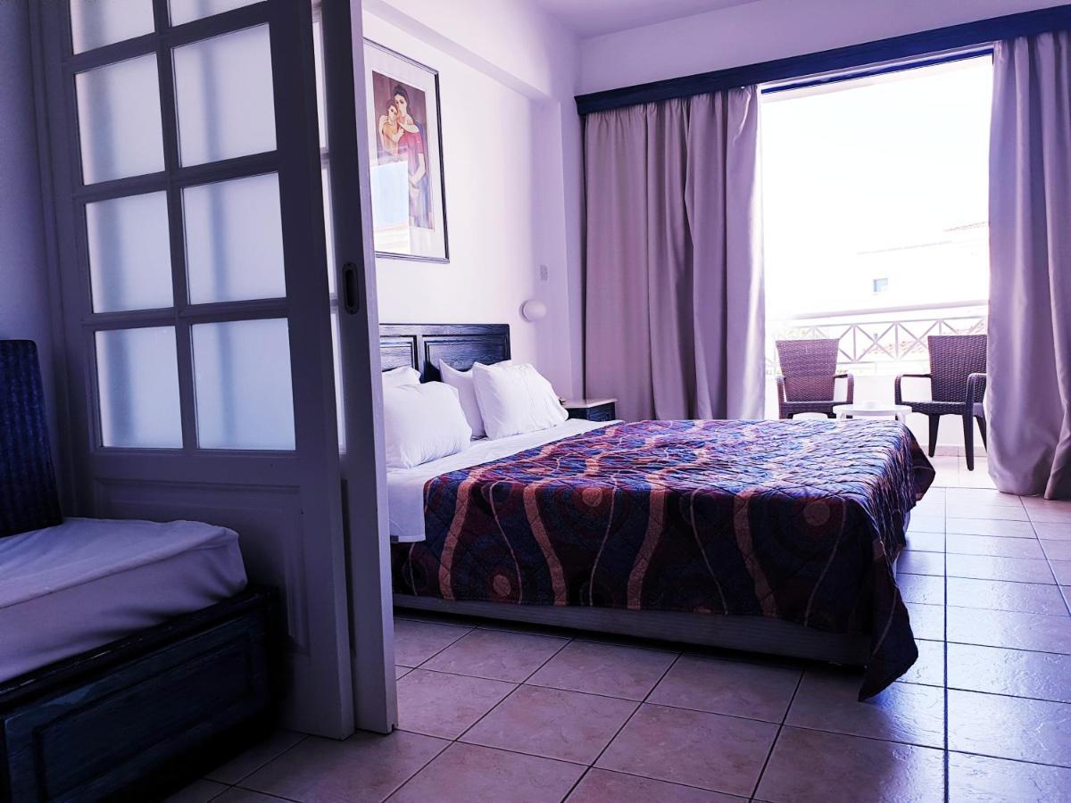 St. George Gardens & Suites Klorakas Pokoj fotografie